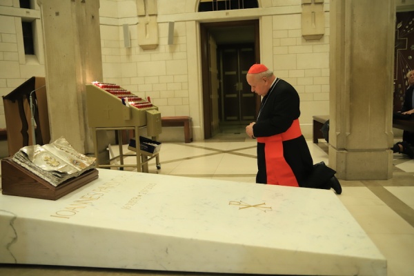 kardynał dziwisz w sanktuarium jana pawła drugiego